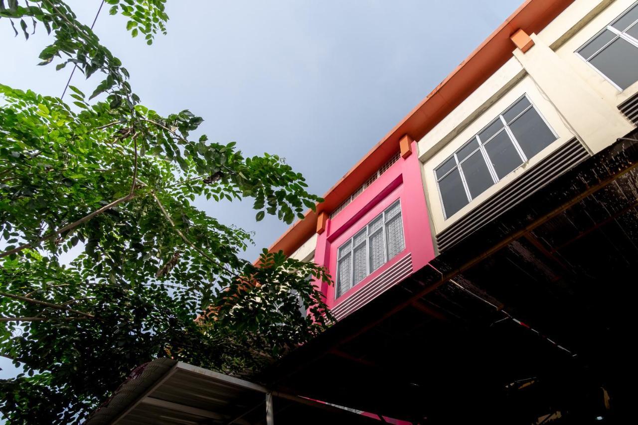 Oyo 1557 Bungas Guest House Medan Eksteriør billede
