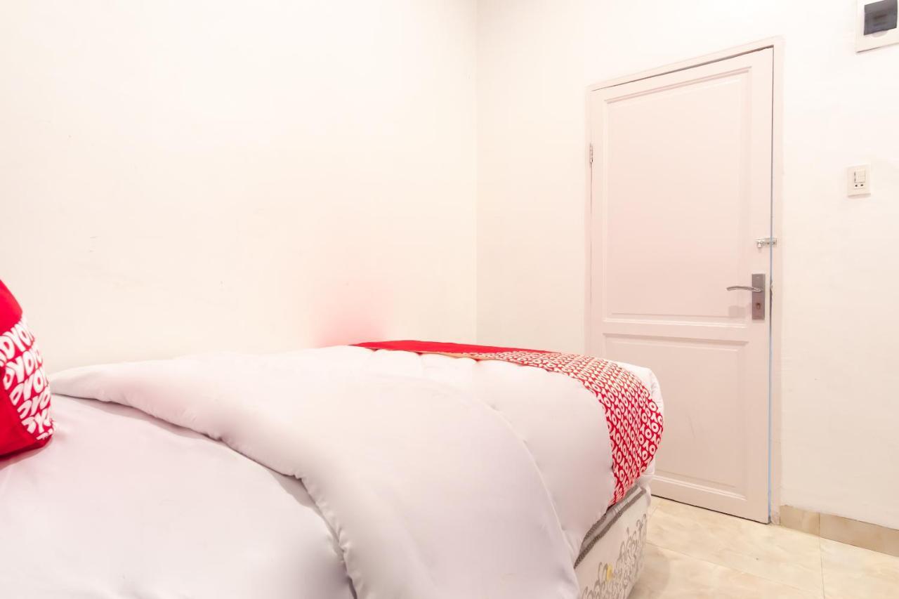 Oyo 1557 Bungas Guest House Medan Eksteriør billede