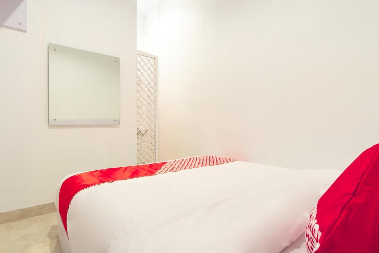 Oyo 1557 Bungas Guest House Medan Eksteriør billede