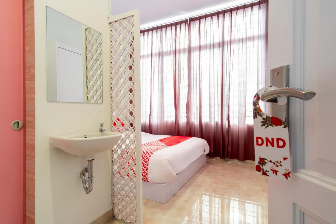 Oyo 1557 Bungas Guest House Medan Eksteriør billede